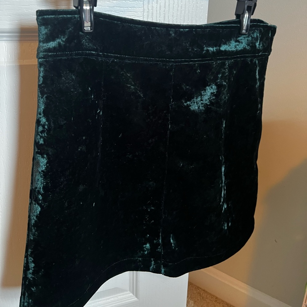Storia green velvet mini skirt size large, worn once! - Picture 2 of 9